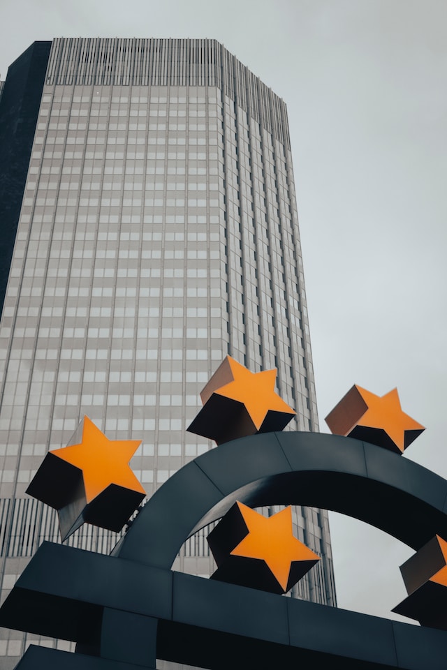 Euro-alueen lippu. Euroalueen inflaatio määrittää Euribor korkojen kehityksen. 
