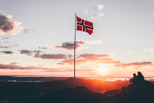 Norjan liput kuvassa, josta moni pankki tulee Suomeen tarjoaan nopeaa digilainaa