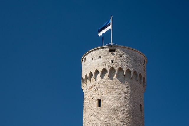 Virolaiset pankit myöntävät lainaa 50000 € asti. Kuvassa liehuu Viron lippu.